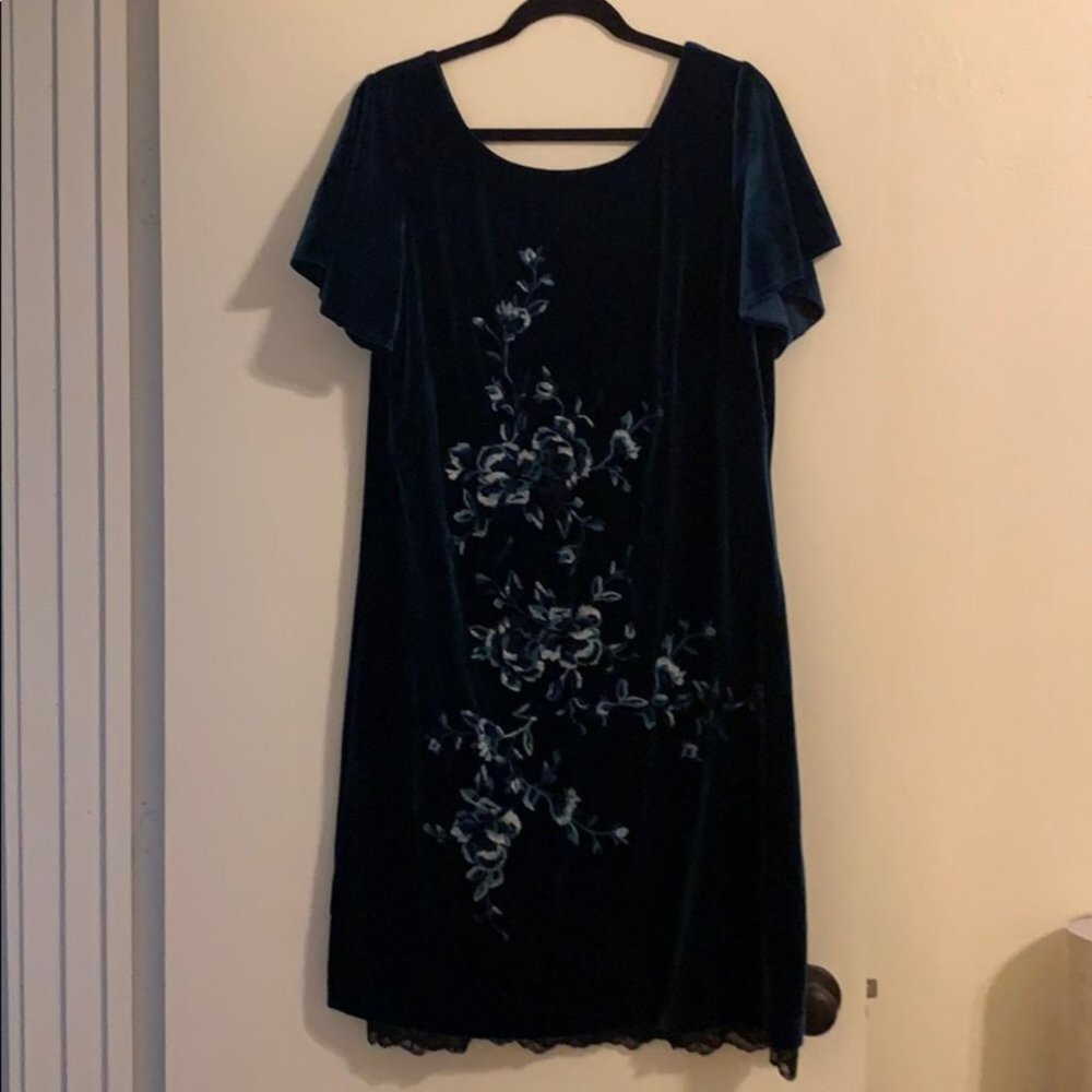 White House Black Market Velvet Embroidered Dress